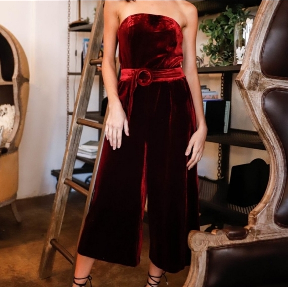 Red velvet sleevless jumpsuit - Picture 2 of 5